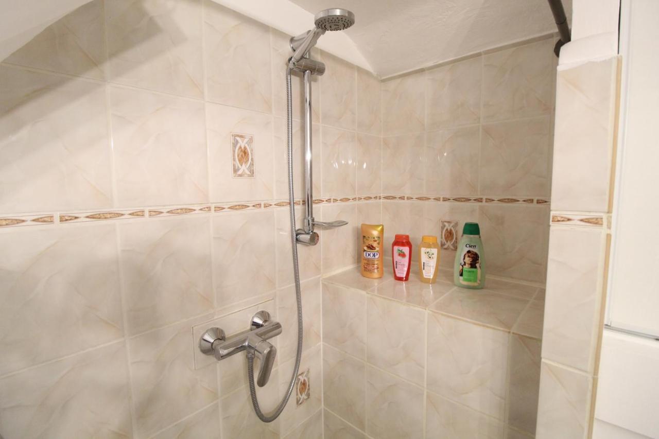 La Tarine: Cozy With Ac, Netflix & Parking Apartment *